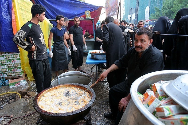 پذیرایی از زائران حسینی در اطراف بین الحرمین