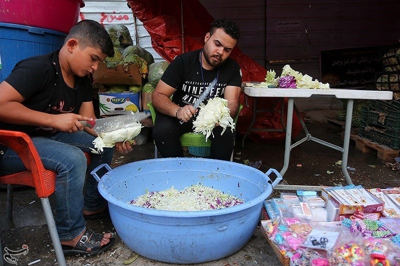 پذیرایی از زائران حسینی در اطراف بین الحرمین