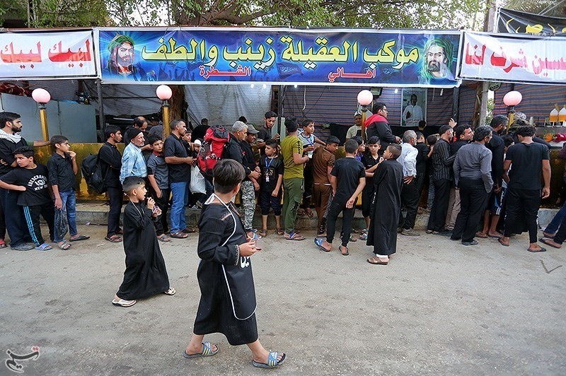 پذیرایی از زائران حسینی در اطراف بین الحرمین