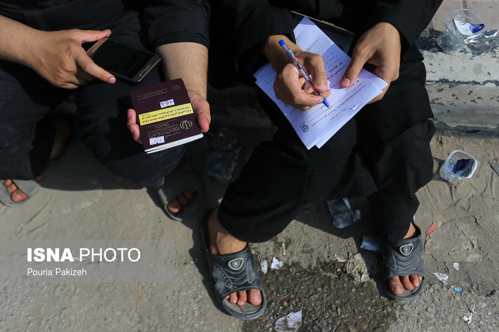 ازدحام مسافران اربعین حسینی برای دریافت ارز دولتی در نجف