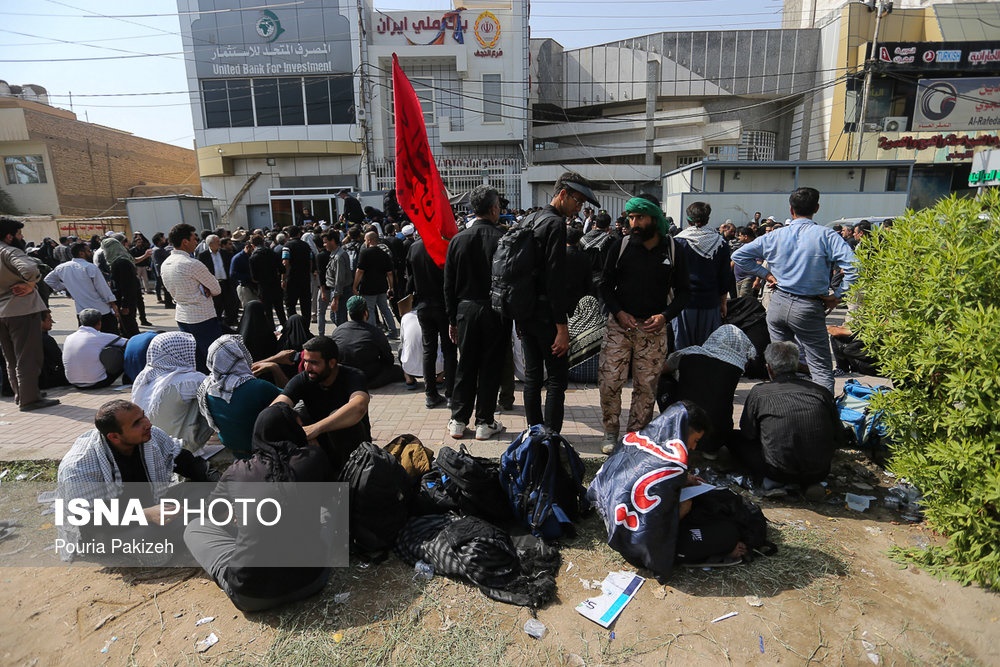 ازدحام مسافران اربعین حسینی برای دریافت ارز دولتی در نجف