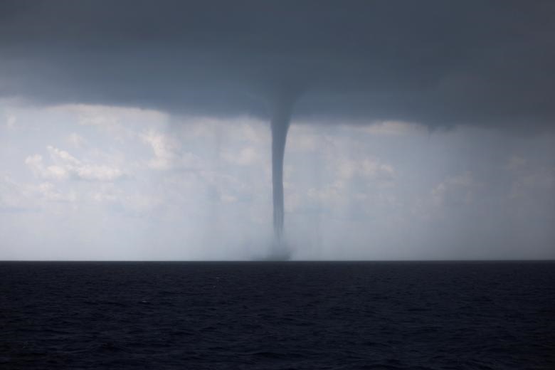 گردبادی که پس از وقوع طوفان در دریای مدیترانه ظاهر شده است