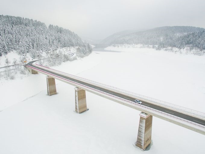 عبور یک خودرو از روی پل در آلمان