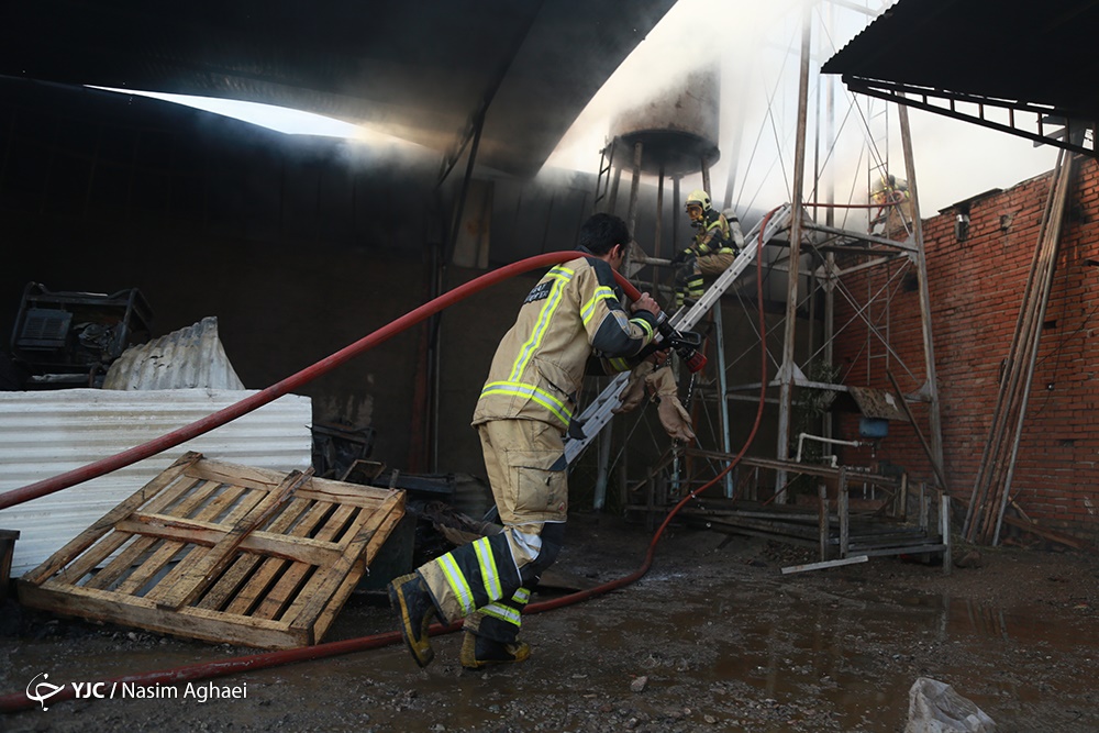آتش‌سوزی گسترده انبار کالا در شهرک مشیریه تهران