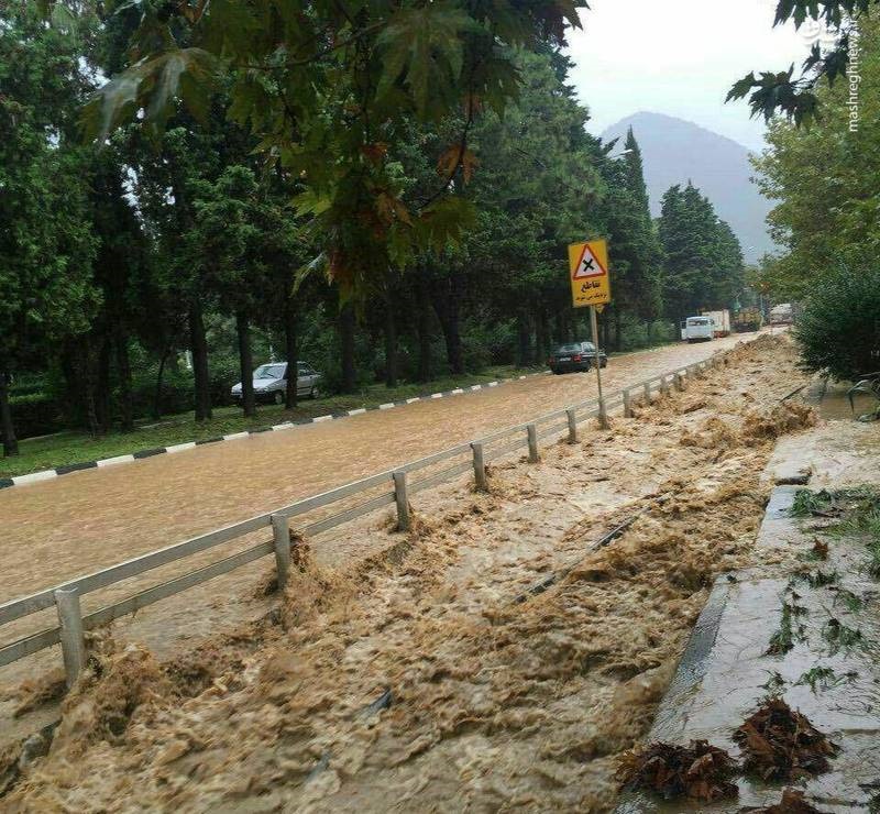 جاری شدن سیل در خیابان های رامسر پس از بارش شدید باران