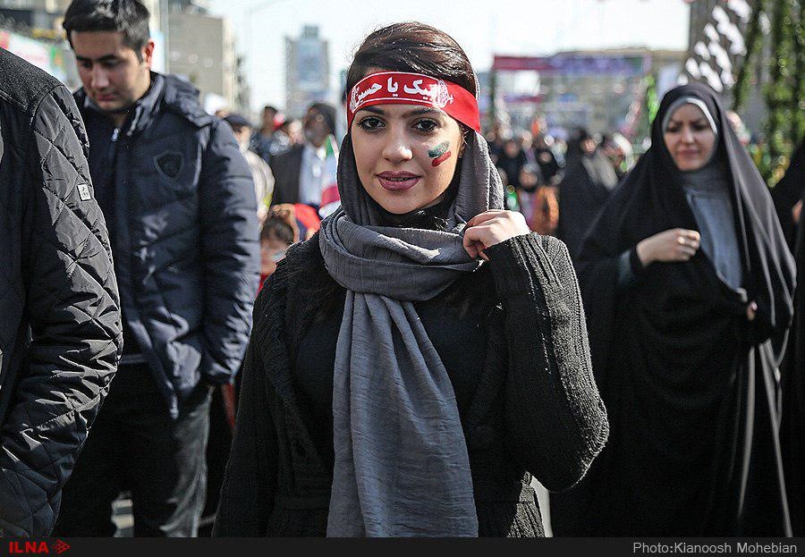عکس | پوشش‌های متفاوت در راهپیمایی ۲۲ بهمن؛ از با حجاب تا کم حجاب -  خبرآنلاین