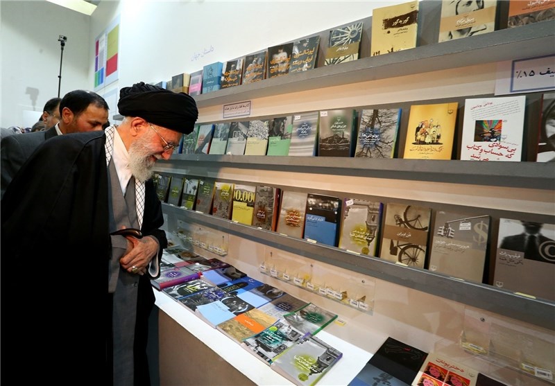 رهبرانقلاب از نمایشگاه کتاب تهران بازدید کردند