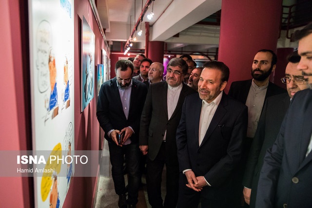 عکس| حضور رییس دفتر رییس‌جمهور در نمایشگاه شعار انتخاباتی روحانی