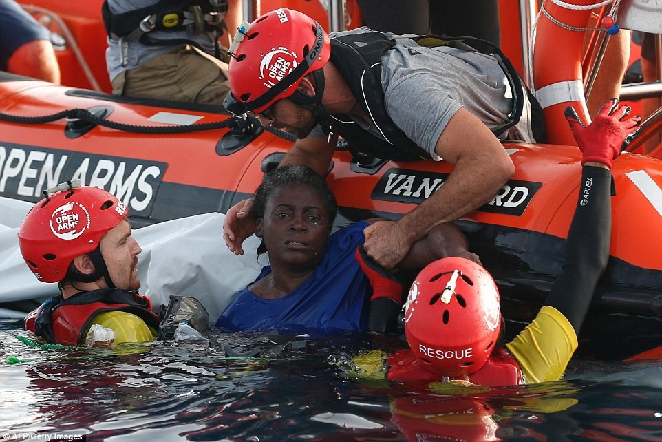 نجات یک زن از دریای مدیترانه