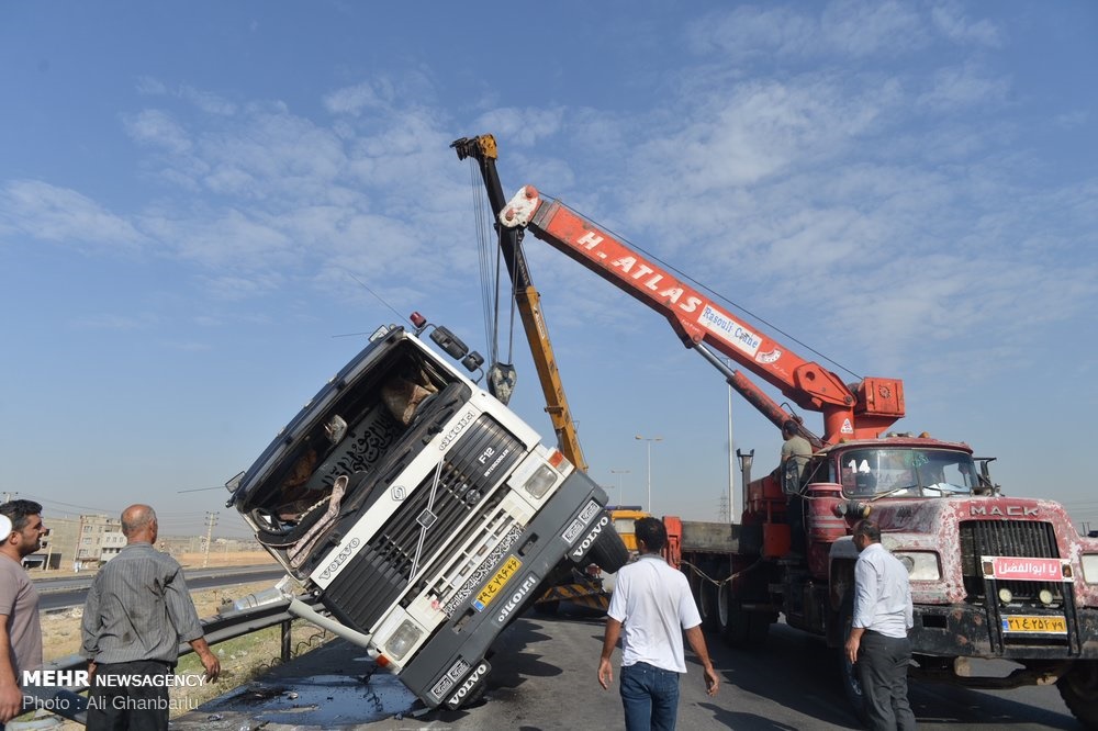 واژگونی تریلی در اثر خواب آلودگی راننده