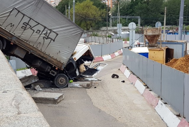 سقوط کامیون از پلی در روسیه