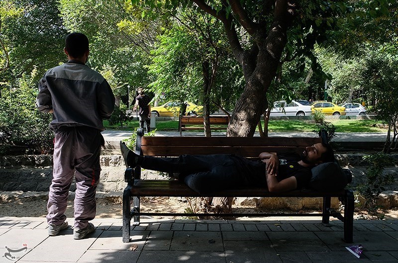 استراحت شهروندان بر روی نیمکت‌های بلوار کشاورز و پارک لاله 