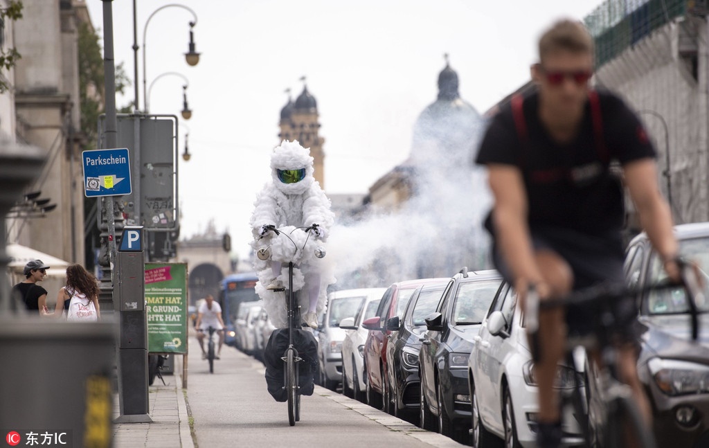 دوچرخه سواری با لباس ابری برای  افزایش آگاهی‌ها از آلودگی هوا
