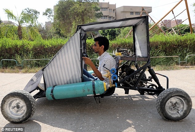 دانشجویان مصری و ساخت خودرویی که با هوا راه می‌رود / عکس