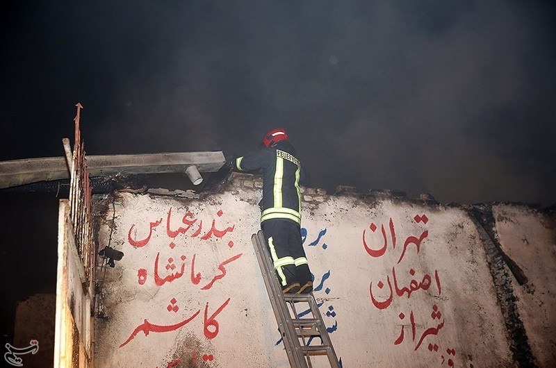 آتش‌سوزی انبار دو هزار متری در خیابان ۱۷شهریور مشهد
