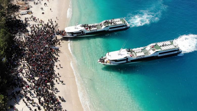 در حالی که مردم اندونزی پس از وقوع زلزله 6.9 ریشتری جزیره لومبوک، به اماکن عمومی آمده‌اند قایق‌ها به ساحل رسیدند