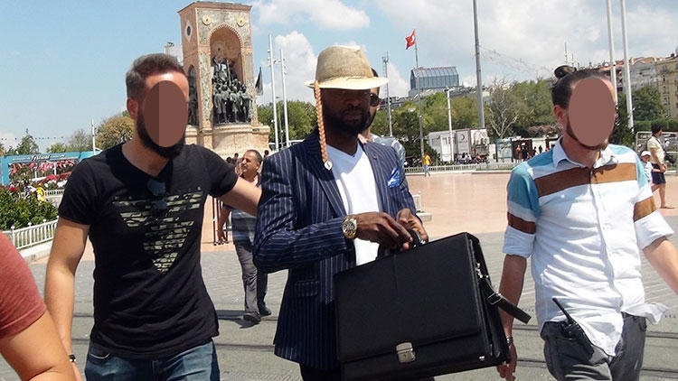 بازداشت کیمیاگری که کاغذ معمولی را به دلار تبدیل می‌کرد