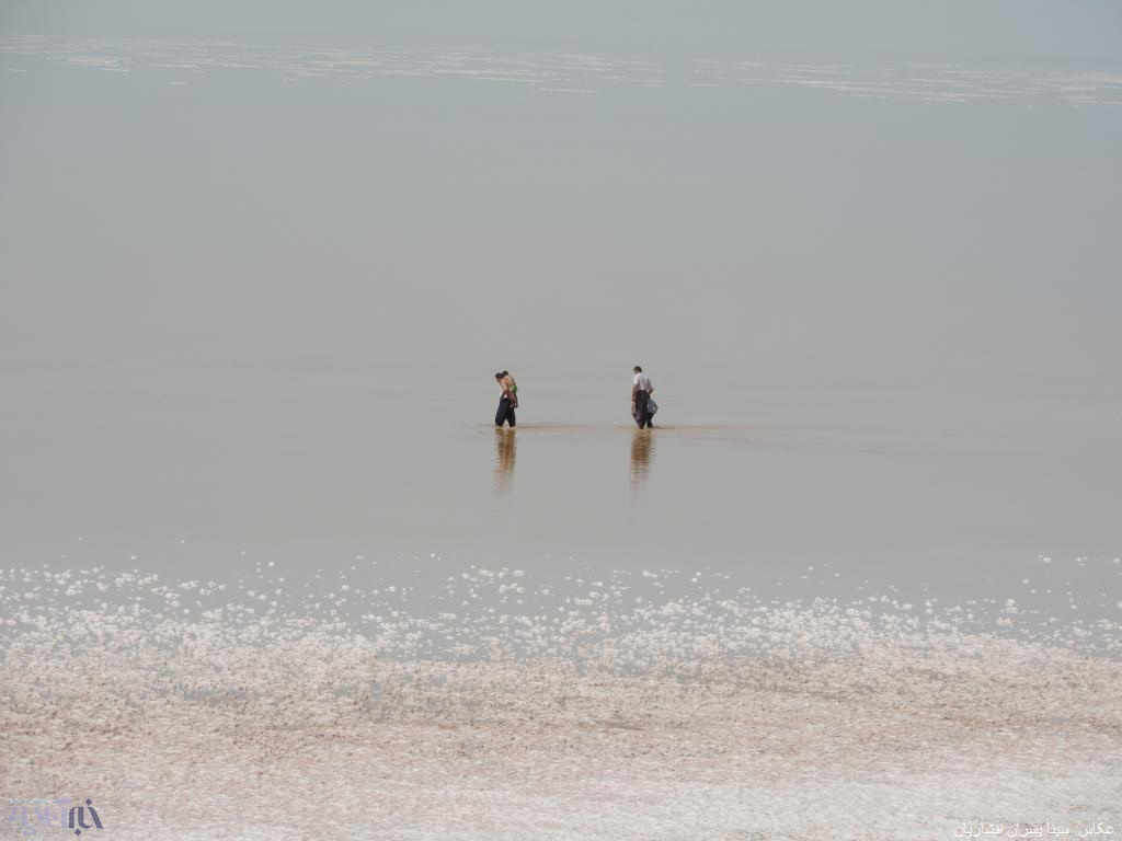 دریاچه ارومیه میزبان آب‌تنی و شنای گردشگران در گرمای تابستان