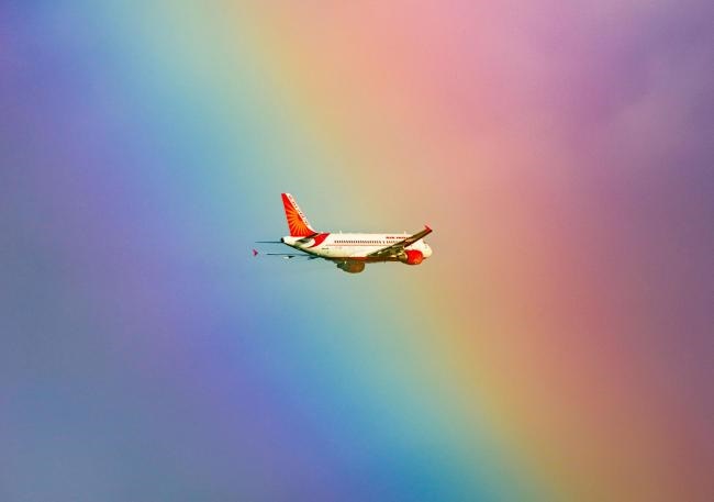 عبور هواپیما از رنگین کمان در هند