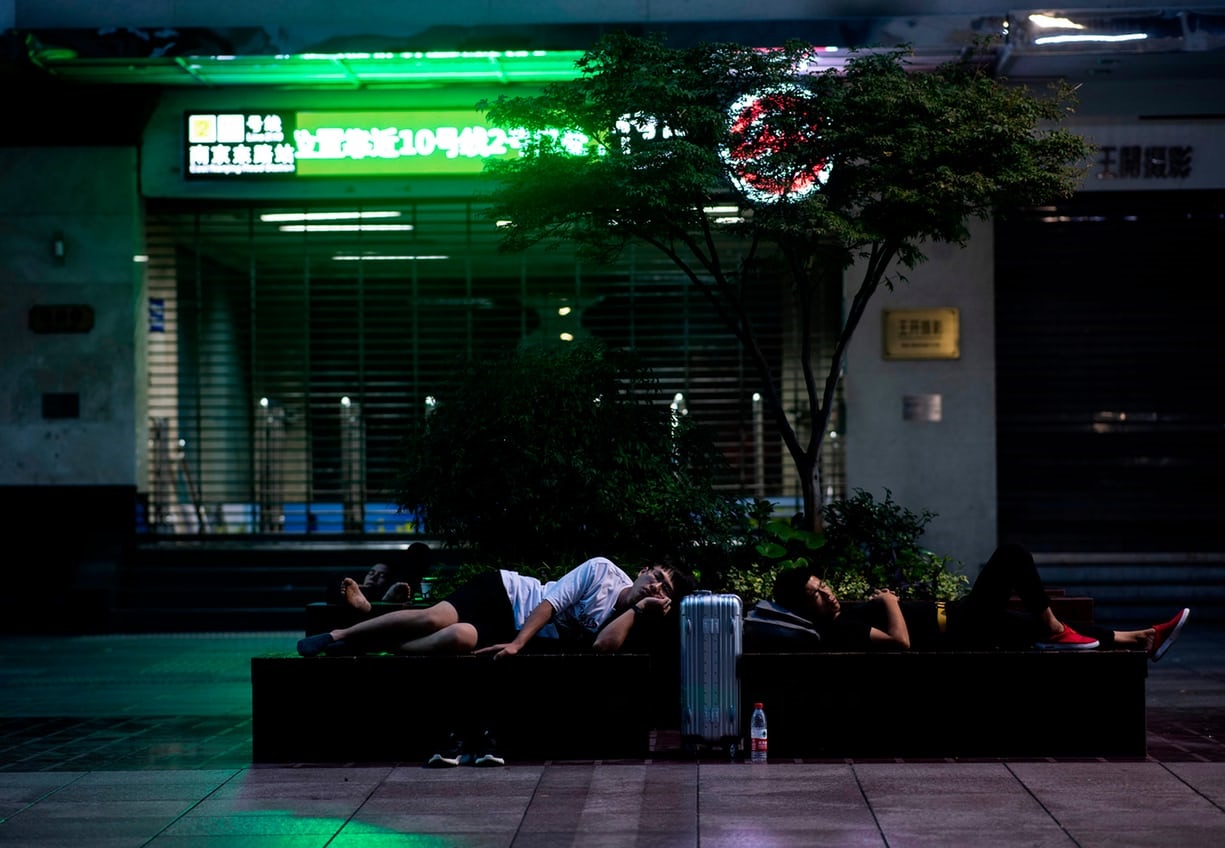 خیابان خوابی ساکنان شهر شانگهای چین در تابستام گرم