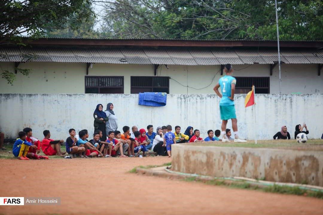 تصویری از ورزشگاه نساجی در جاکارتا!/ همسایه‌های آن‌ها داخل زمین هستند