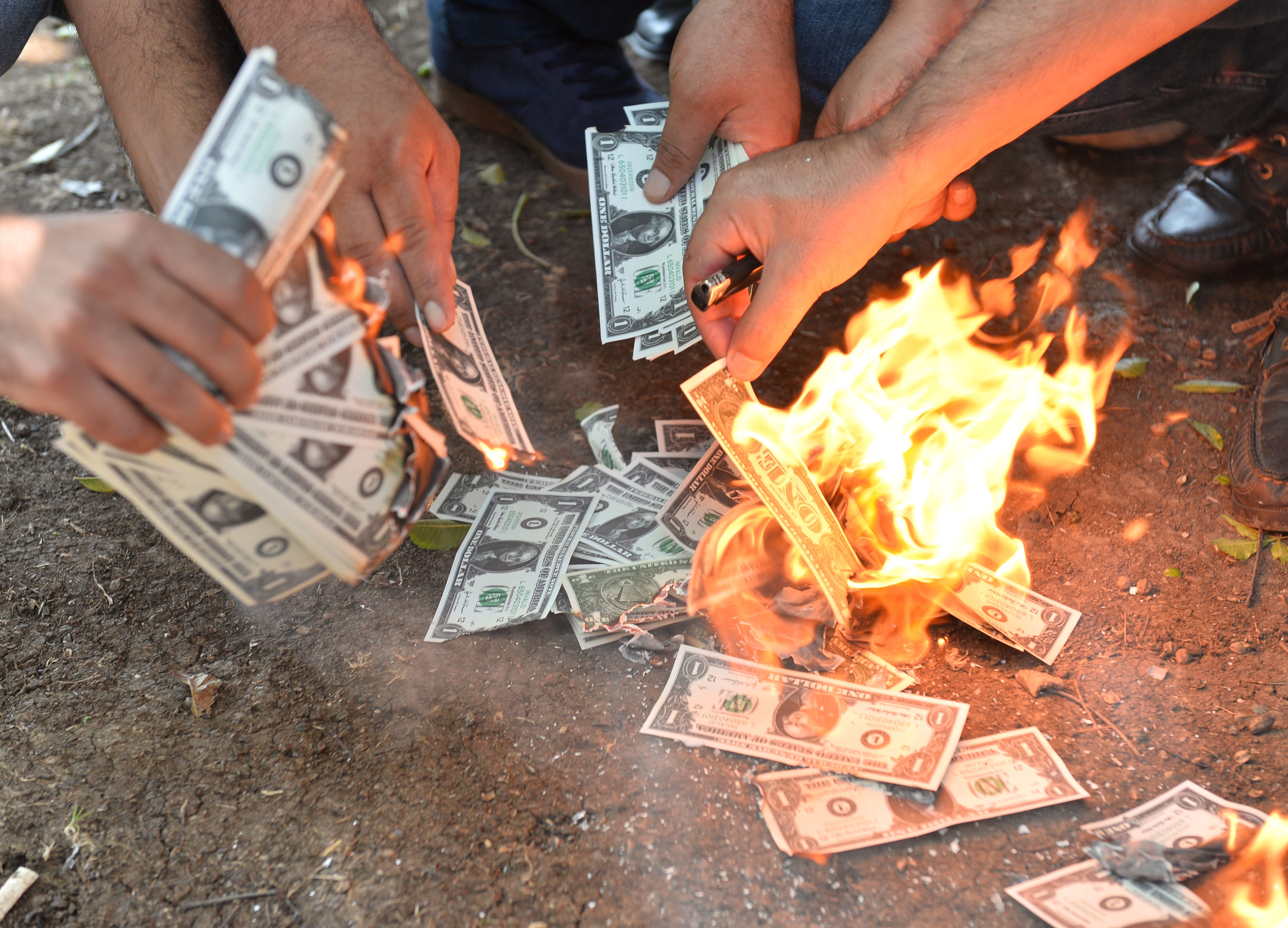 آتش زدن دلارها در سیحان ترکیه