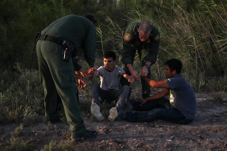 بازداشت مهاجران غیرقانونی در مرز آمریکا- مکزیک