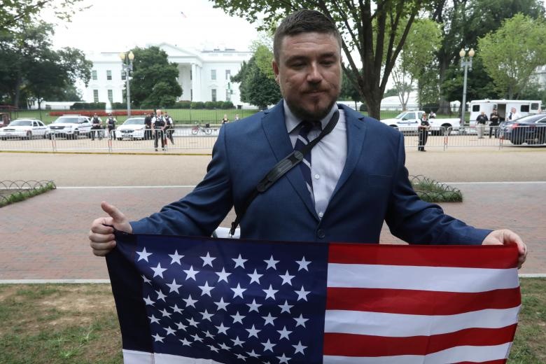 جیسون کسلر رهبر ملی‌گرایی سفیدپوستی، پرچم کاخ سفید را در اولین سالگرد گردهمایی اتحاد راست‌گرایان ۲۰۱۷ در واشنگتن نگه‌داشته است