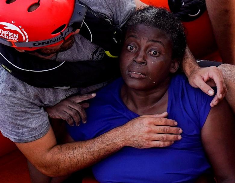 یکی از اعضای کشتی نجات اسپانیا به زن مهاجر کامرونی که  در دریای مدیترانه نجات یافته و شوکه شده، روحیه می دهد