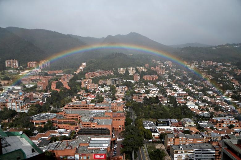 رنگین‌کمان از بالای تپه‌های شرقی شهر بوگوتا کلمبیا ظاهر شد