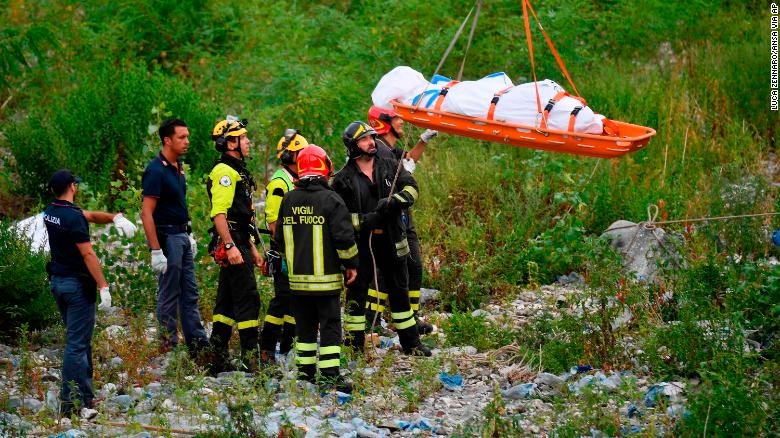 ادامه امدادرسانی در پل هوایی فرو ریخته ایتالیا