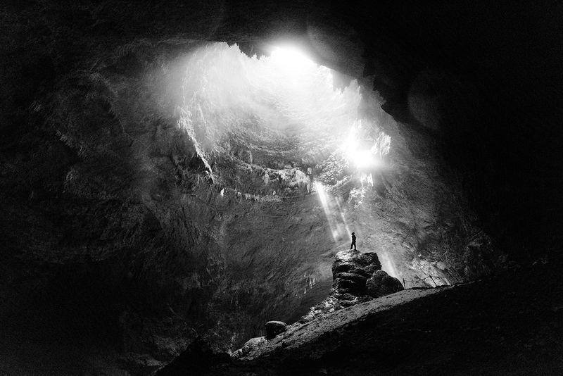 حمام آفتاب در نور دراماتیک غار در عکس روز نشنال جئوگرافیک