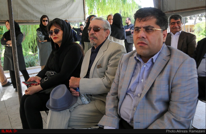 بهمن مفید در مراسم تشییع پیکر عزت الله انتظامی