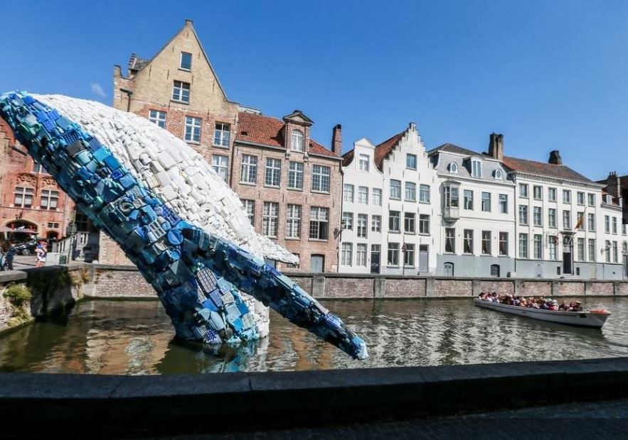 نهنگ پلاستیکی در بلژیک