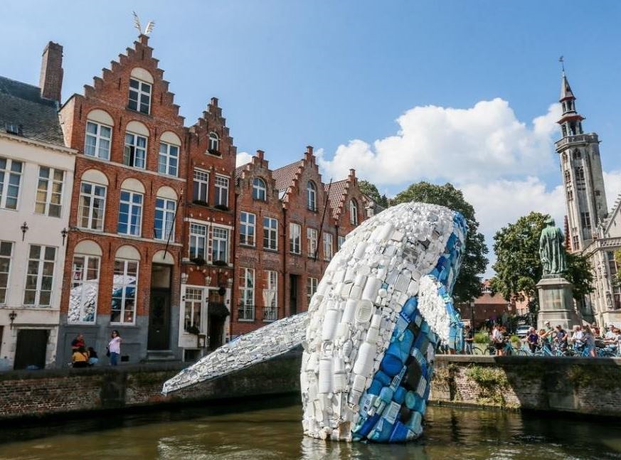 نهنگ پلاستیکی در بلژیک