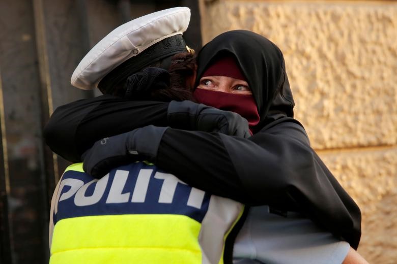 تظاهرات در اولین روز اجرای ممنوعیت حجاب در دانمارک 