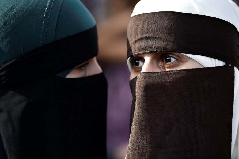 تظاهرات در اولین روز اجرای ممنوعیت حجاب در دانمارک 