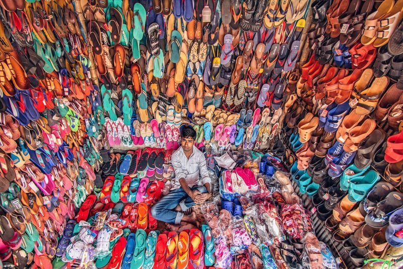 فروشنده کفش بنگلادشی در عکس روز نشنال جئوگرافیک