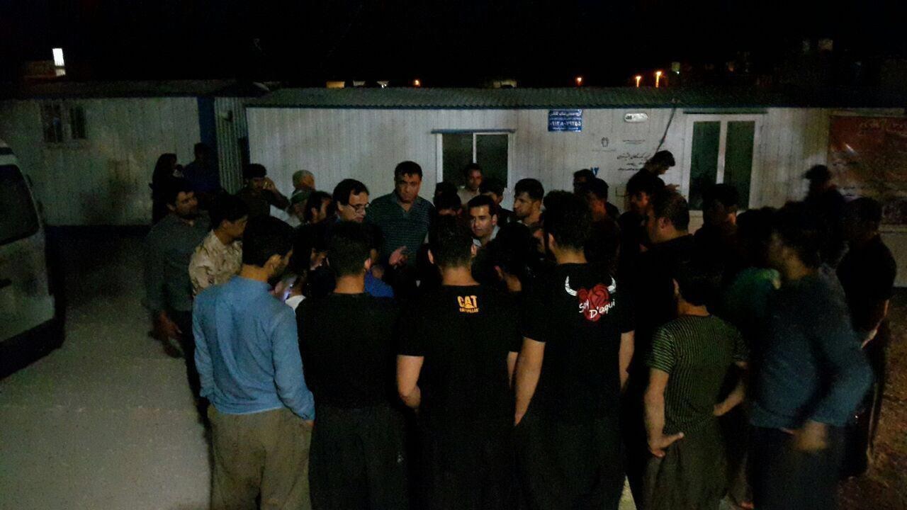 تجمع مردم وحشت‌زده ثلاث باباجانی و تلاش فرماندار برای دادن آرامش به آنان در درمانگاه شهر تازه آباد
