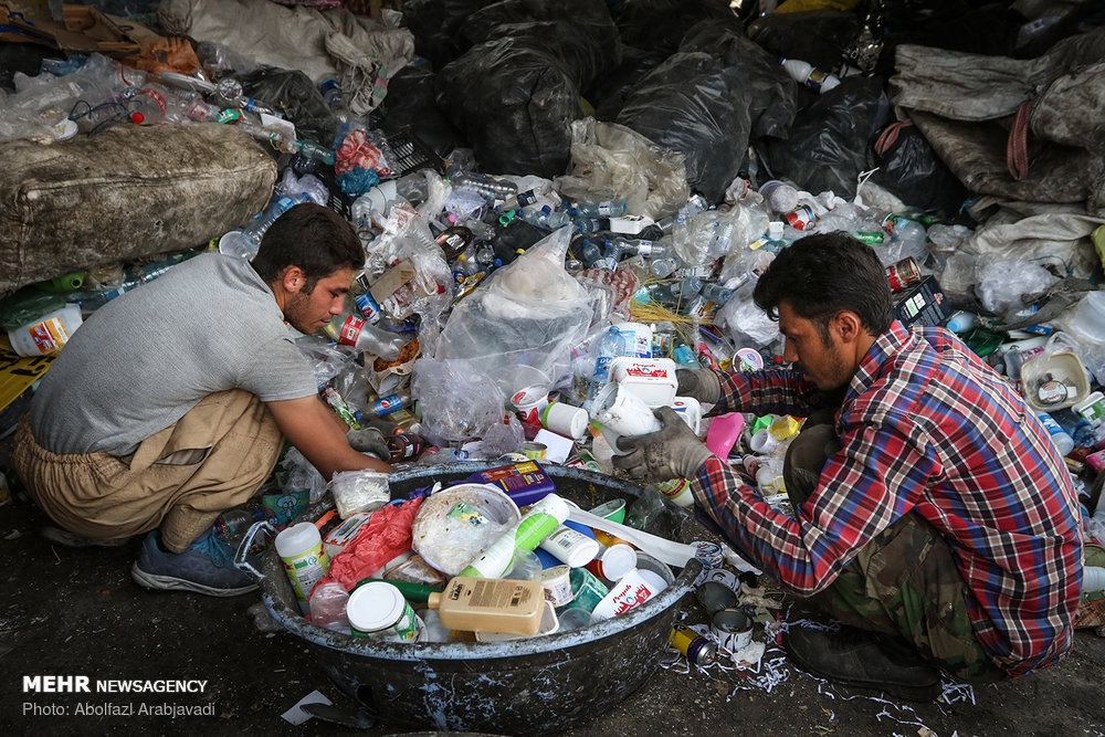 کارگران کارخانه بازیافت زباله شهری قرچک