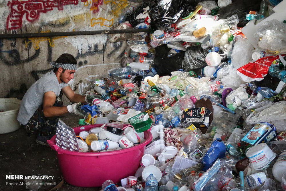 کارگران کارخانه بازیافت زباله شهری قرچک