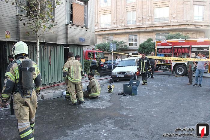 آتش سوزی دو خودروی سواری در پارکینگ ساختمان مسکونی در خیابان دماوند