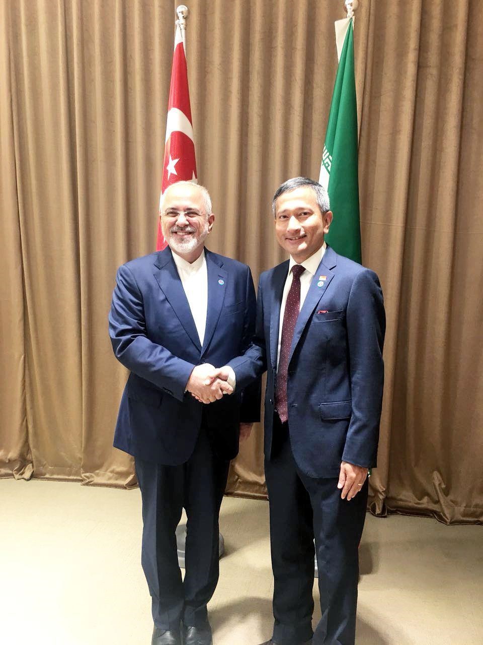 محمد جواد ظریف وزیر امور خارجه جمهوری اسلامی ایران که در سنگاپور حضور دارد صبح امروز با ویویان بالاکریشنان وزیر امور خارجه سنگاپور دیدار و گفتگو کرد