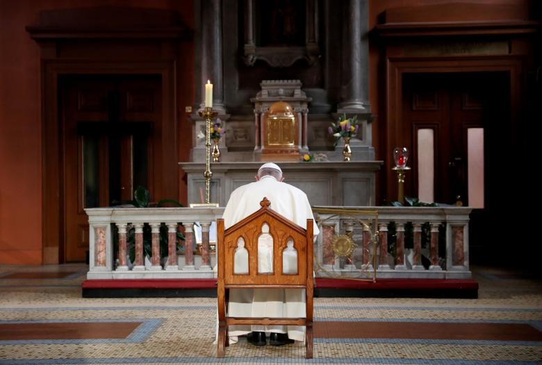 پاپ فرانسیس برای  قربانیان سوء استفاده توسط کلیسا، در کلیسای سنت مری د ایرلند دعا می کند