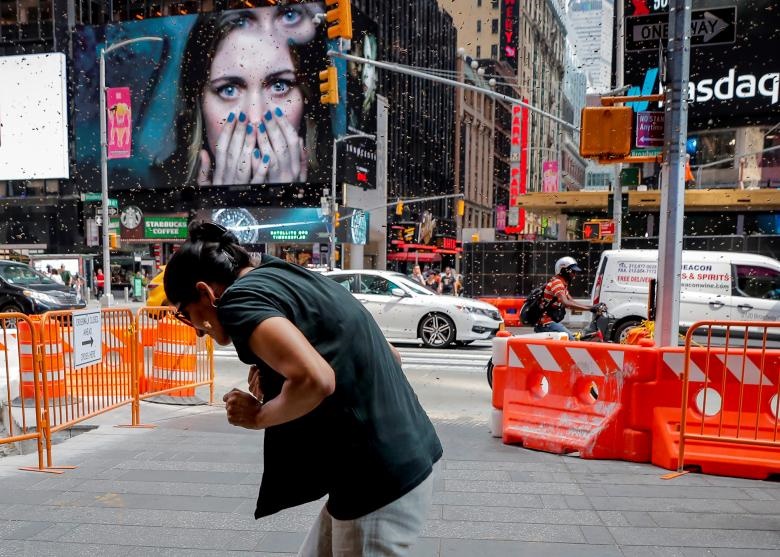 یک زن به نیش زدن زنبورهای عسل در میدان تایمز نیویورک واکنش نشان می دهد