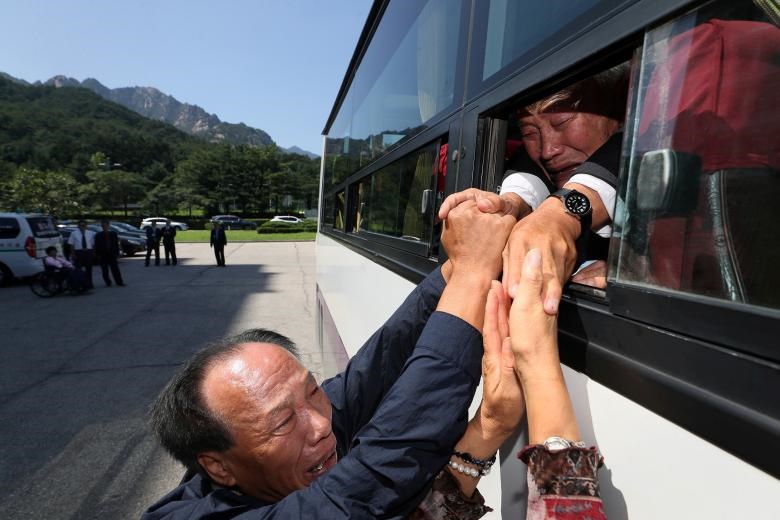 اعضای جدا شده از خانواده‌های کره شمالی و جنوبی پس از دیدار باهم واکنش نشان می دهند، آنها آخرین بار در کوه Kumgang کره شمالی با یکدیگر دیدار کردند