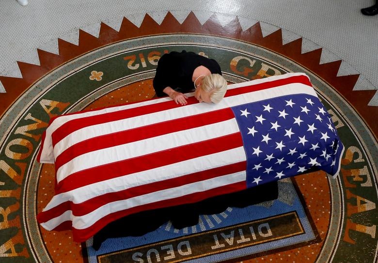 سیندی مک‌کین، همسر جان مک‌کین، سناتور آمریکایی، در طول یک مراسم خاکسپاری در ایالت  آریزونا