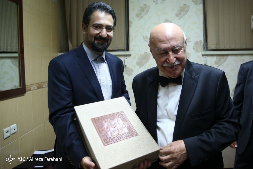 مجتبی حسینی در حال اهدای هدیه وزیر فرهنگ و ارشاد اسلامی به فرهاد فخرالدینی