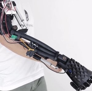 این دست رباتیک حرکات دست انسان را نقلید می‌کند