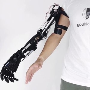 این دست رباتیک حرکات دست انسان را نقلید می‌کند